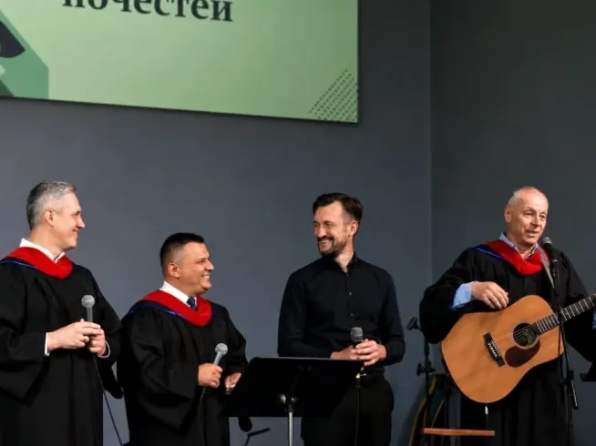 Seminary faculty praising God at graduation