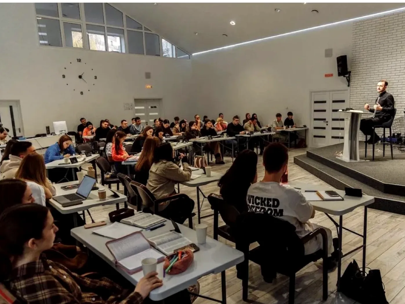 A teaching session in a large lecture hall